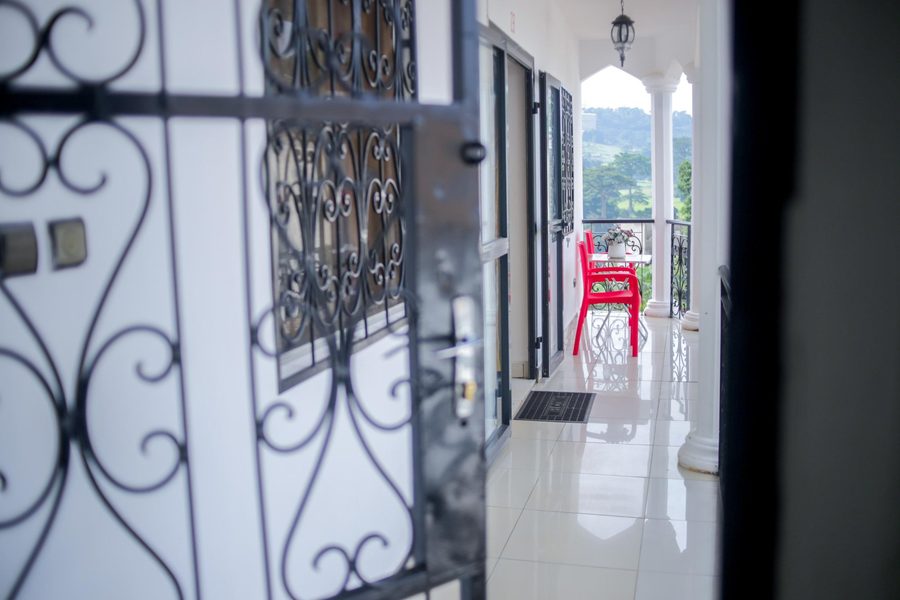 Entrée et couloir de l'appartement Golf Club Hippique Yaoundé avec vue sur le balcon
