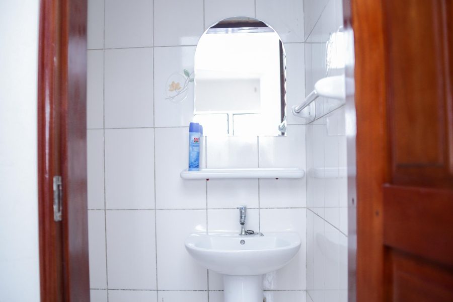 Chambre double avec literie hôtel blanche impeccable