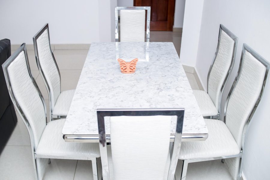 Table à manger en marbre 6 couverts — appartement Golf Club Yaoundé