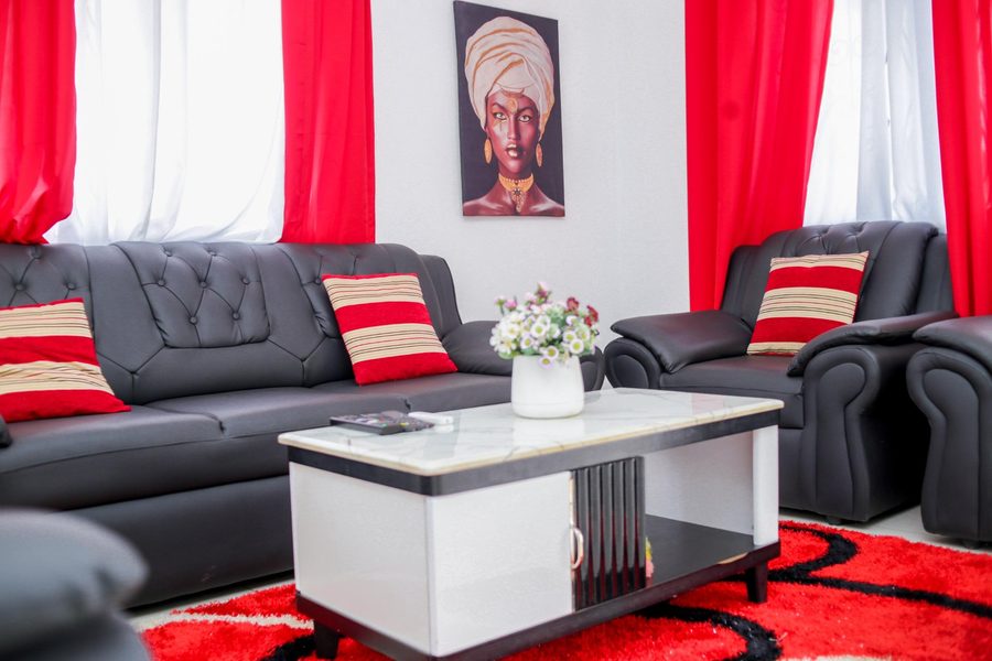 Salon design africain contemporain avec art mural — Cameroon Finest Lodges Yaoundé