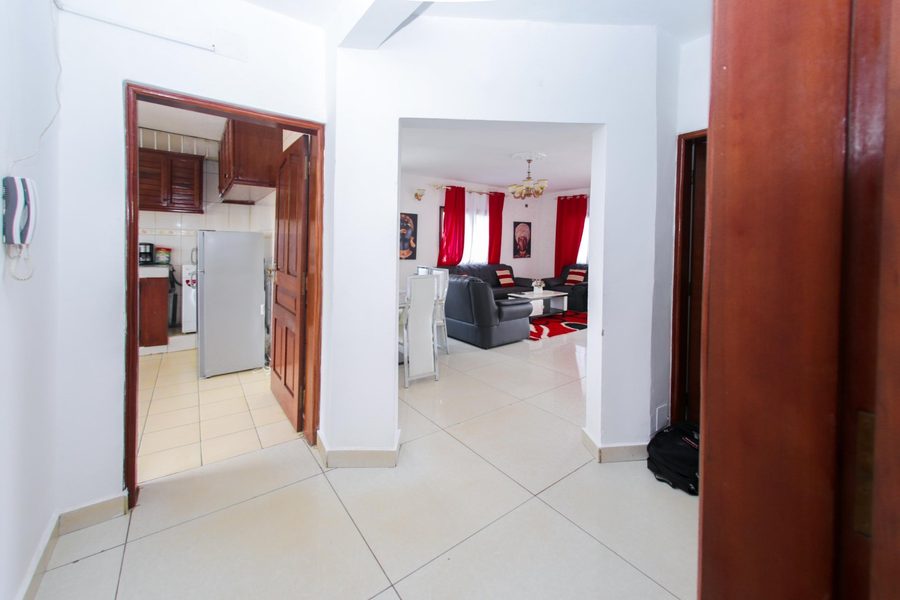 Vue d'ensemble du salon de l'appartement Golf Club Hippique — rideaux rouge et or