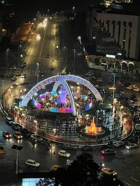 Yaoundé by night — Place de la Réunification illuminée, capitale du Cameroun